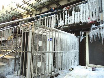 连日深寒市区路面频现冰带 私家车路口漂移 连日深寒市区路面频现冰带 私家车路口漂移