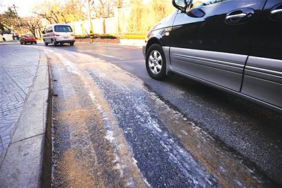 连日深寒市区路面频现冰带 私家车路口漂移 连日深寒市区路面频现冰带 私家车路口漂移