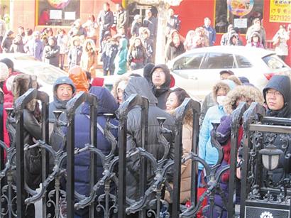 天寒地冻上千学子赶考英语竞赛 只因中考能加分