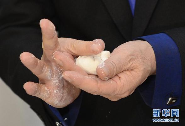 莫言夫妇包饺子