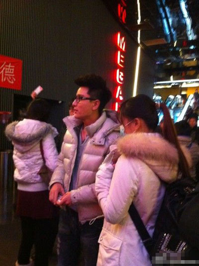 李小璐产后携夫看电影 贾乃亮凝望女儿甜睡(图)