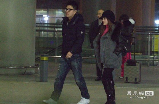 李小璐产后现身胸围暴涨 贾乃亮护驾做“跟班”老公