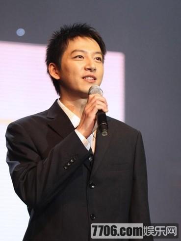 央视最帅实习主播胡悦鑫转正 家庭背景女友遭曝光