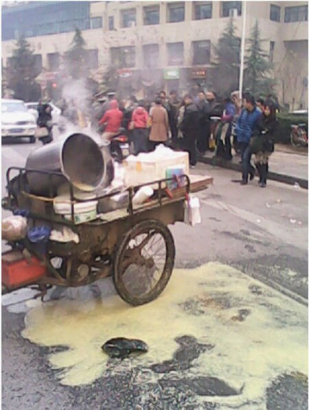 倾洒一地的稀饭 图片来源于微博