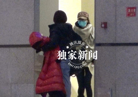 杨幂坐火车会刘恺威