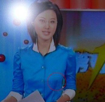 康辉直播吞鼻涕 文静竖中指 央视主播失误出糗瞬间