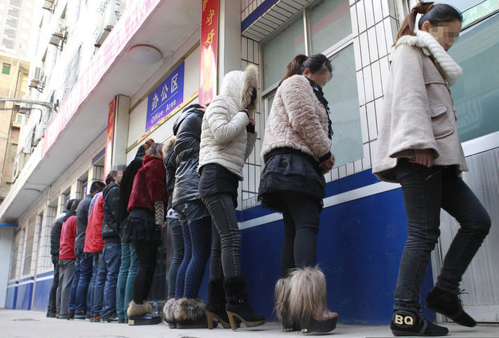 警方抓获美女酒托团伙