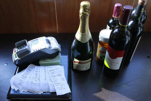 警方抓获美女酒托团伙