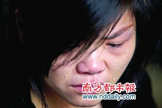 在讲述姐姐生前事时,谭小勤的妹妹泪流满面。