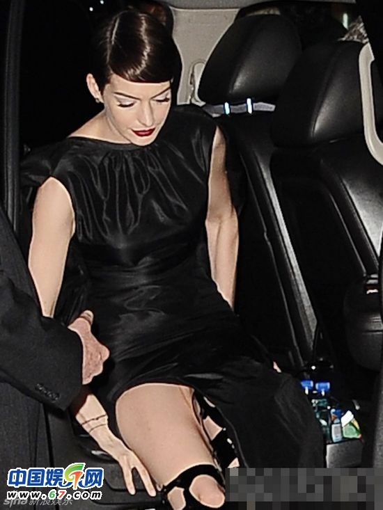 安妮-海瑟薇厚重礼服走光露底