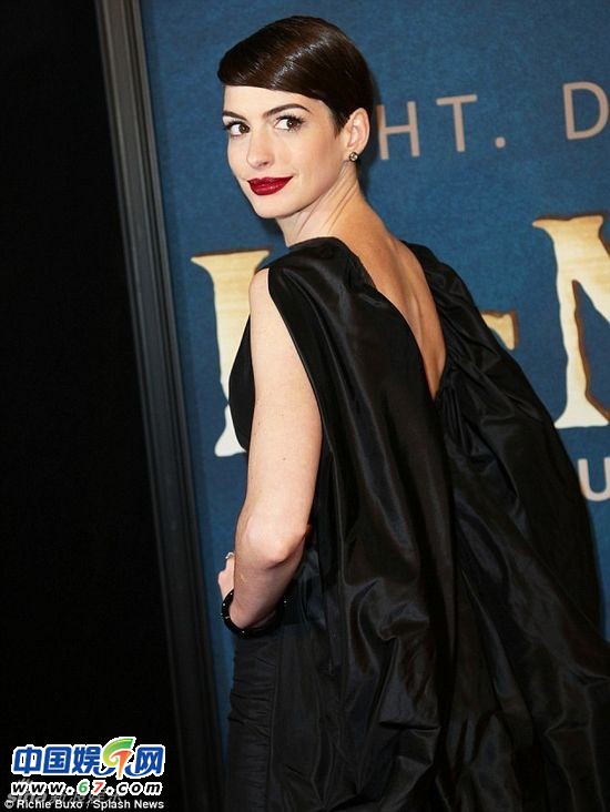 安妮-海瑟薇厚重礼服走光露底