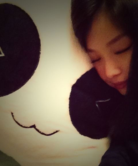 倪妮晒泳照秀大白美腿 生活照显亲切