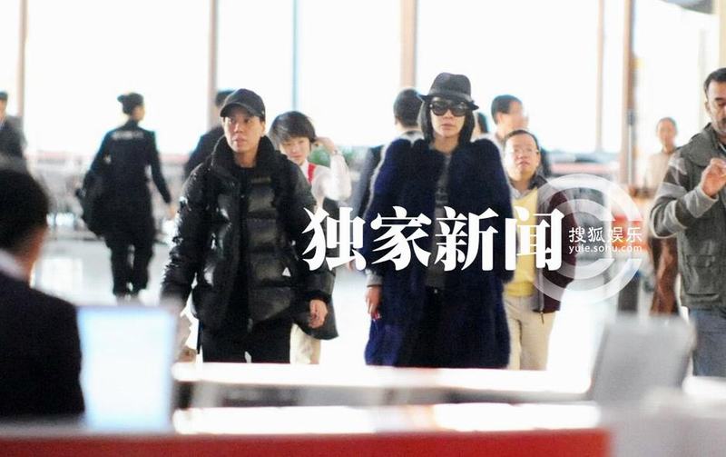 刘嘉玲穿貂皮贵妇装离京