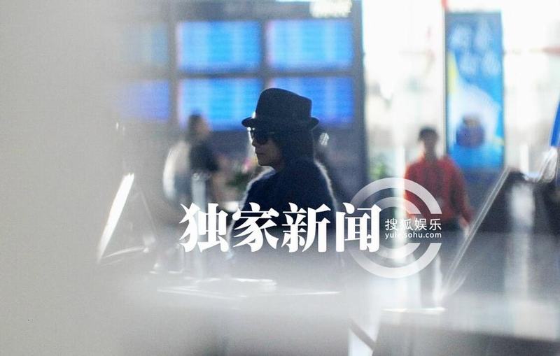 刘嘉玲穿貂皮贵妇装离京