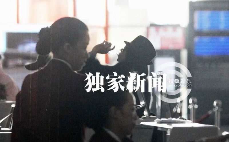 刘嘉玲穿貂皮贵妇装离京