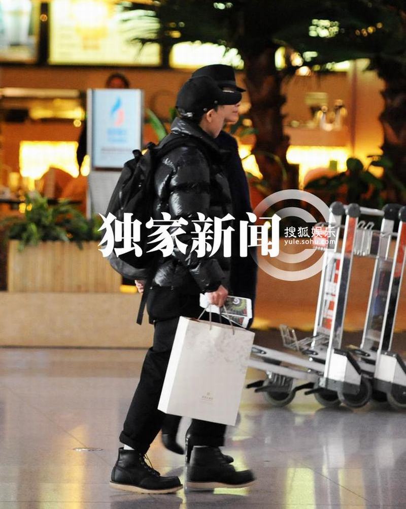 刘嘉玲穿貂皮贵妇装离京