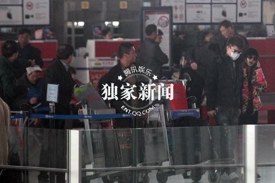 李小璐华鼎奖封后 机场秀甜蜜