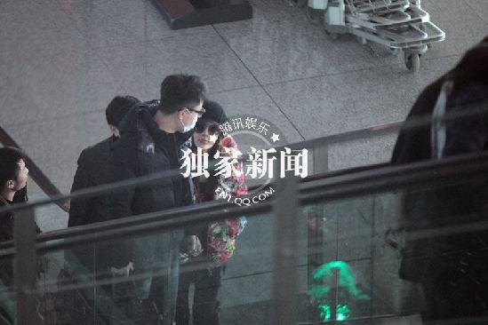 李小璐华鼎奖封后 机场秀甜蜜