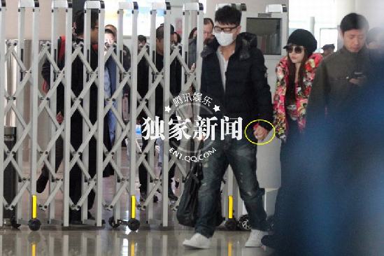 李小璐华鼎奖封后 机场秀甜蜜