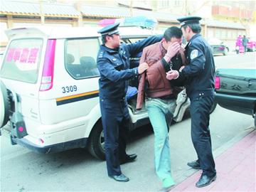 哥不是抢劫,是“借”怕的哥不给,才拿刀 哥不是抢劫,是“借”怕的哥不给,才拿刀