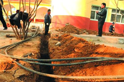 即墨城南小学因变压器功率太小影响学生用电取暖 相关部门承诺本周内让教室热起来