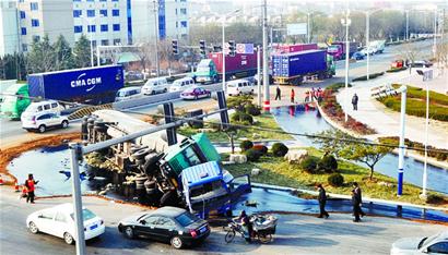 40吨原油泄漏 事发路段排起数百米“车龙” 40吨原油泄漏 事发路段排起数百米“车龙”