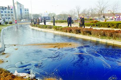 40吨原油泄漏 事发路段排起数百米“车龙” 40吨原油泄漏 事发路段排起数百米“车龙”