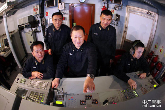 一场演练结束,编队指挥员对演习情况进行复盘讲评,指出问题和不足。琚振华 摄