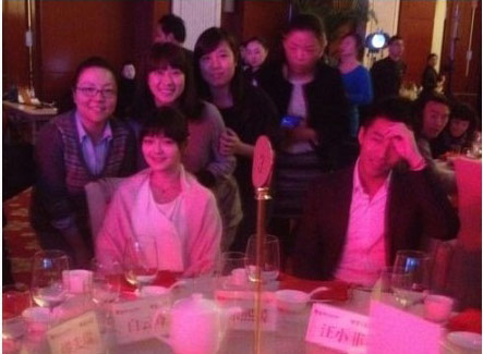 大S与粉丝合影，汪小菲十分羞涩