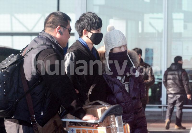 谢娜素颜抵京眼袋下垂 张杰一路挽手对视秀恩爱