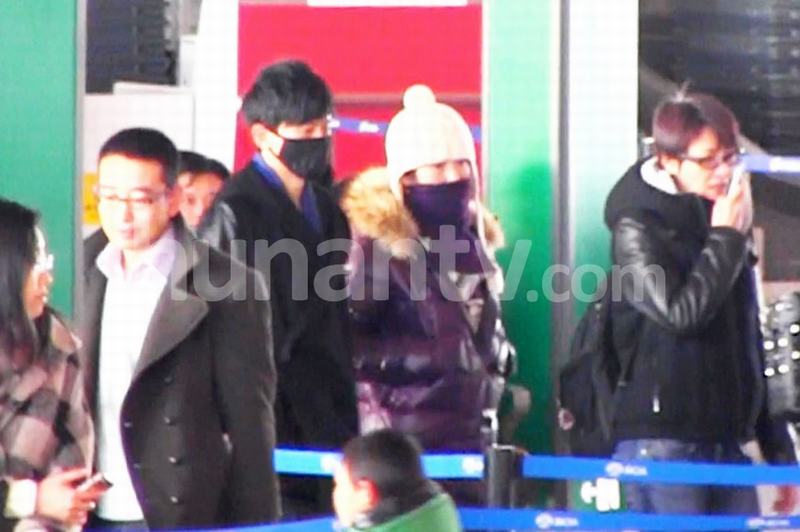 谢娜素颜抵京眼袋下垂 张杰一路挽手对视秀恩爱