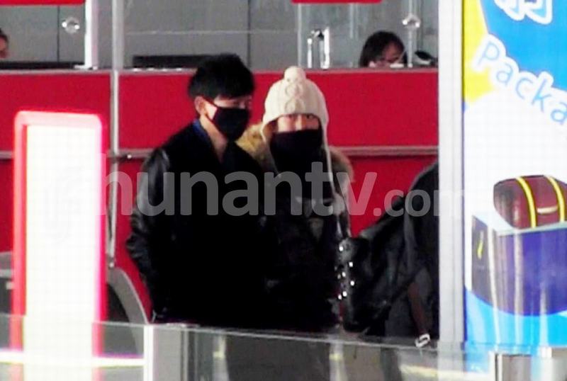 谢娜素颜抵京眼袋下垂 张杰一路挽手对视秀恩爱