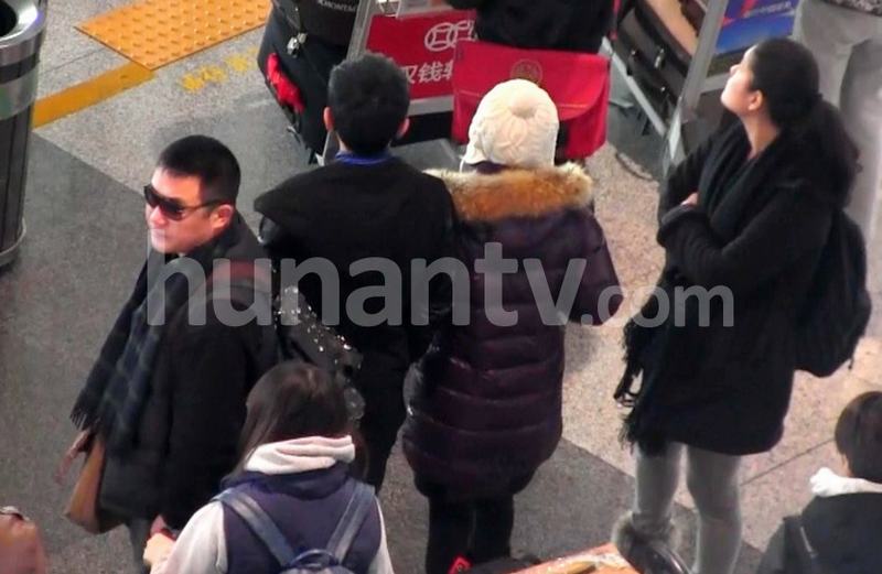 谢娜素颜抵京眼袋下垂 张杰一路挽手对视秀恩爱