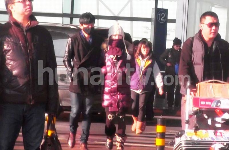 谢娜素颜抵京眼袋下垂 张杰一路挽手对视秀恩爱