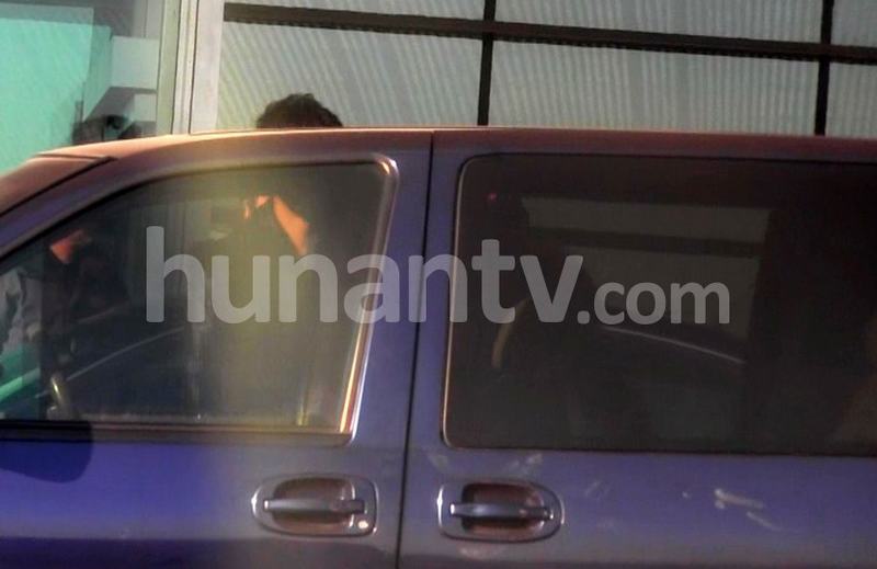 谢娜素颜抵京眼袋下垂 张杰一路挽手对视秀恩爱