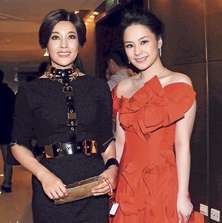 刘晓庆与阿娇合影似姐妹 港媒:像李冰冰