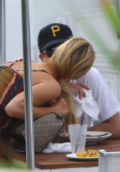 希尔顿镂空比基尼紧勒酥胸 豪放激吻男友