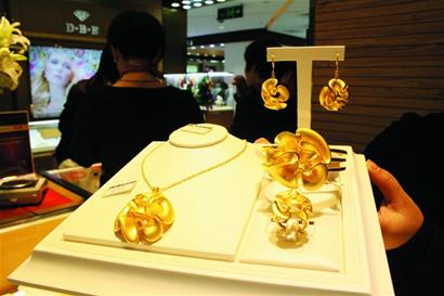 青岛金价每克下跌最多50元 优惠幅度大购买划算 青岛金价每克下跌最多50元 优惠幅度大购买划算