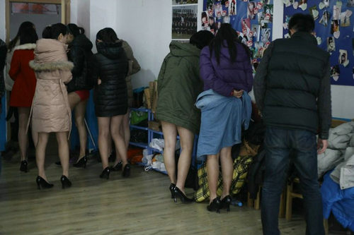 女学生寒冬裸露大腿