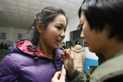 女学生化妆备考