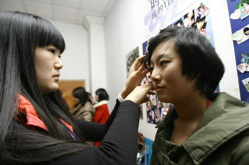 女学生化妆备考