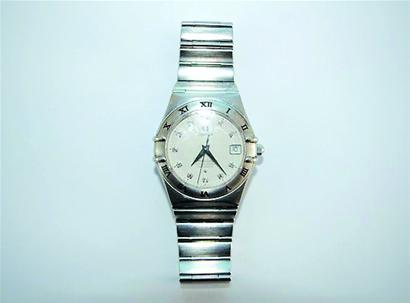 女保姆见财起意 偷走雇主10万名表钻戒 女保姆见财起意 偷走雇主10万名表钻戒