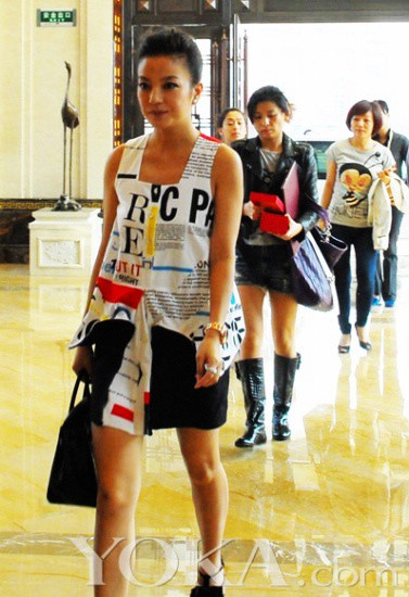 赵薇奢华街拍改头换面：小燕子变贝嫂