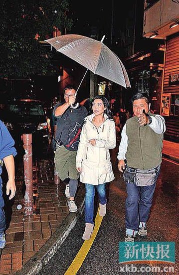 叶玉卿与长女逛街 复出拍戏老公陪伴