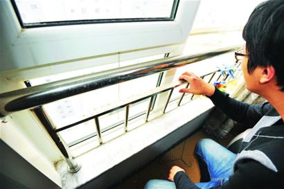 飘窗廉价护栏成鸡肋 不锈钢管转眼卖废铁 飘窗廉价护栏成鸡肋 不锈钢管转眼卖废铁