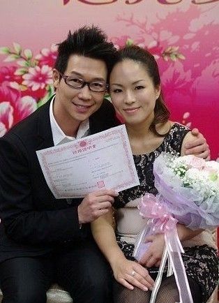 品冠与妻子(资料图)