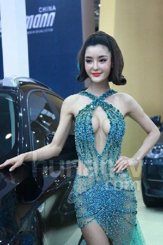 李颖芝发型似“葫芦娃蛇妖”现身车展 豪胸超越人体极限