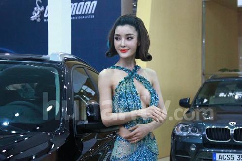 李颖芝发型似“葫芦娃蛇妖”现身车展 豪胸超越人体极限