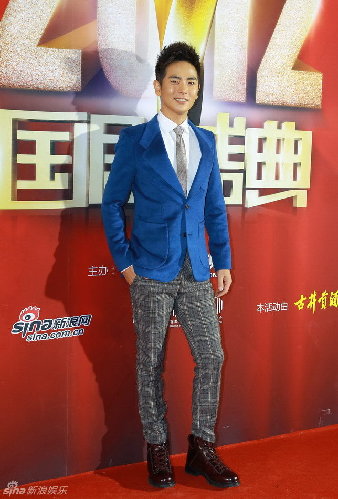 国剧盛典红毯秀：刘诗诗端庄 杨幂上围丰满 袁莉紧挽老公