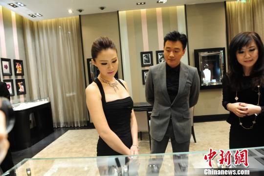 佟大为携妻子关悦亮相沈阳。